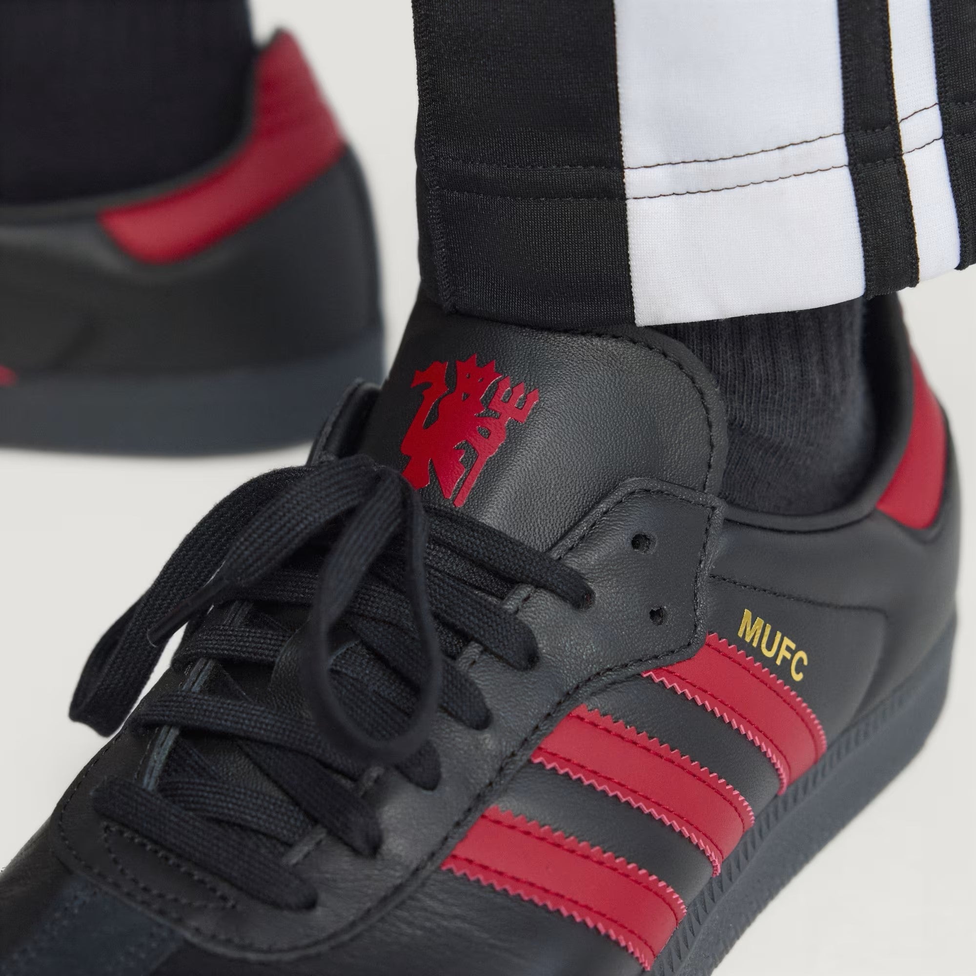 Adidas Samba Licensed JQ4036 Manchester United Core Black / Mufc Red / Core Black